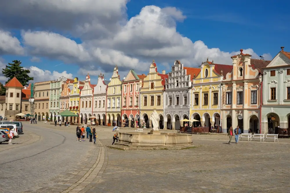 shutterstock_2546879813 - SportDeník Náměstí v Telči. Nachází se na něm plno lidí.