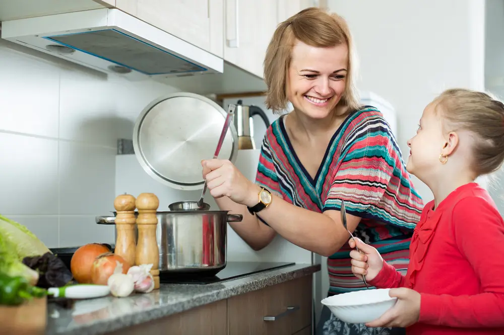 shutterstock_448051492 - SportDeník Maminka s dcerou vaří polévku.