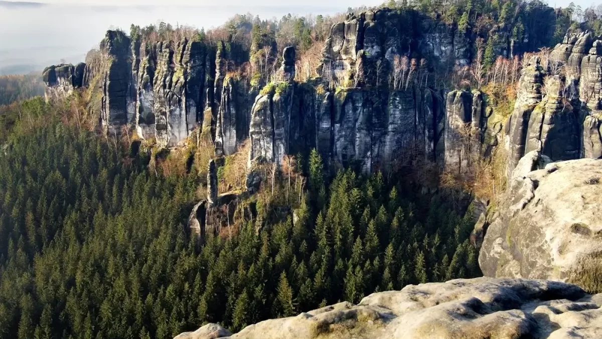 Mohutné skalní stěny v Českém Švýcarsku. Pohled z vyhlídky.