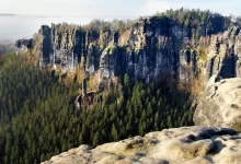 Mohutné skalní stěny v Českém Švýcarsku. Pohled z vyhlídky.