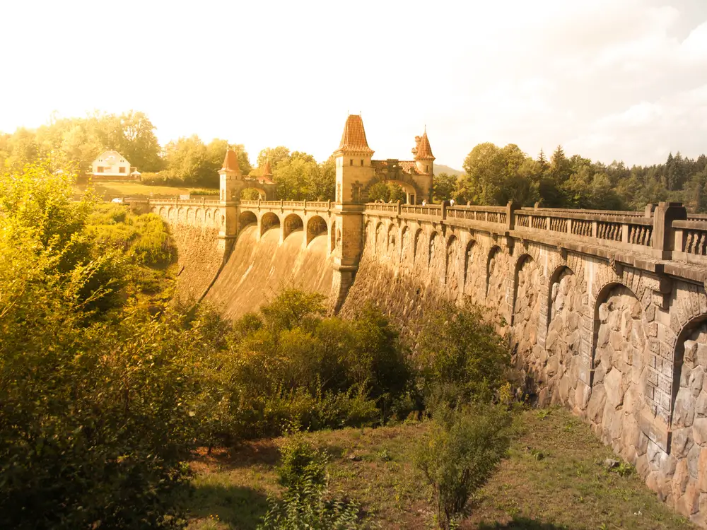 shutterstock_633651308 - SportDeník Přehrada Les Království za dne.