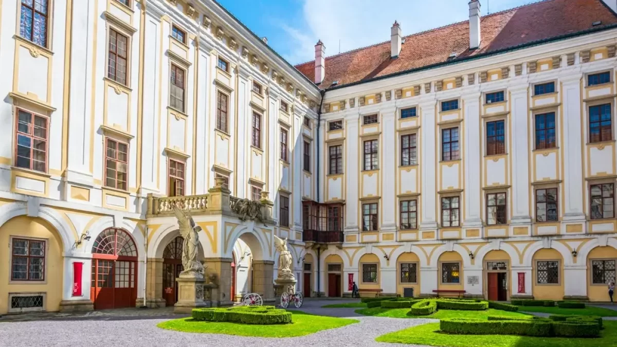 Krásný zámek v Kroměříži za bílého dne.