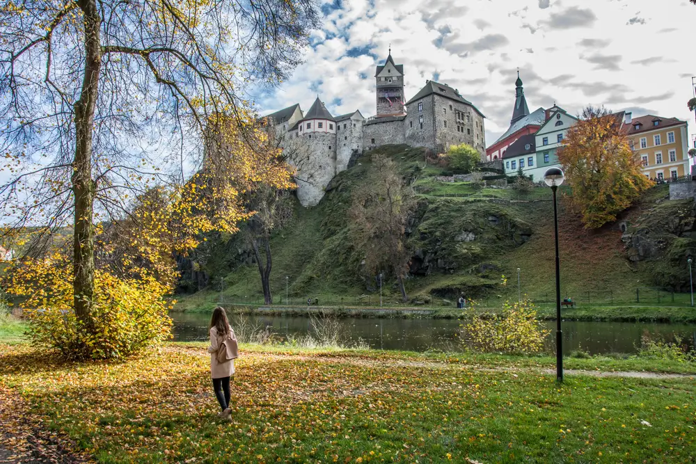 shutterstock_744110818 - SportDeník Řeka Ohře. Nad ní se vypíná mohutný hrad Loket.