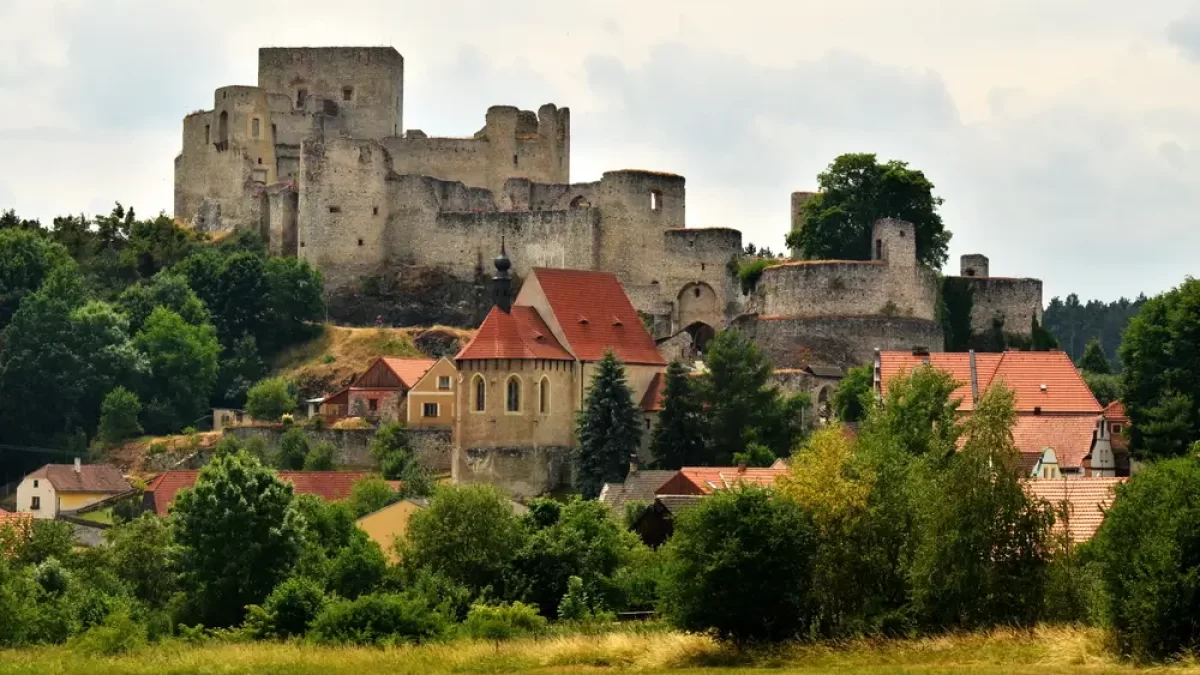 Hrad Rabí. Pohled zespodu.