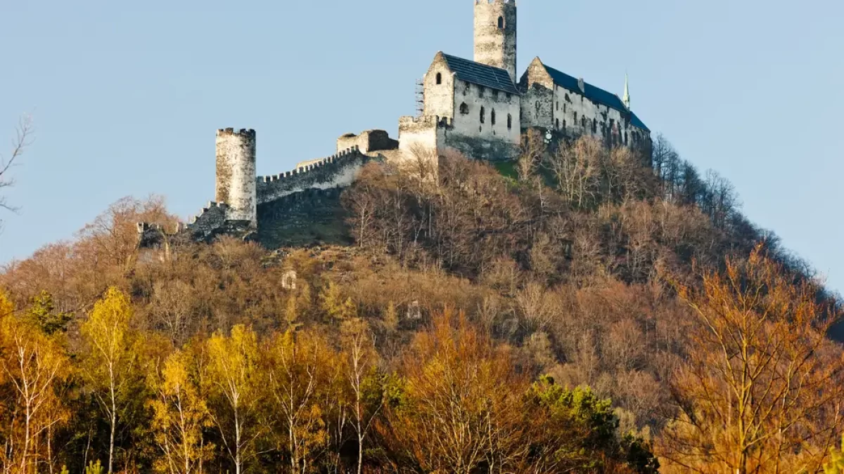 Hrad Bezděz a stejnojmenná hora. Pohled zespodu.