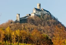 Hrad Bezděz a stejnojmenná hora. Pohled zespodu.