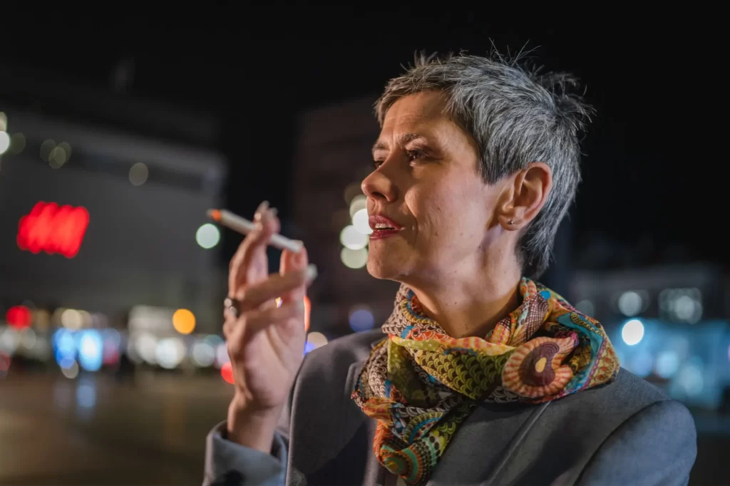 vlasy kouření - SportDeník žena se šedivými vlasy kouří cigaretu
