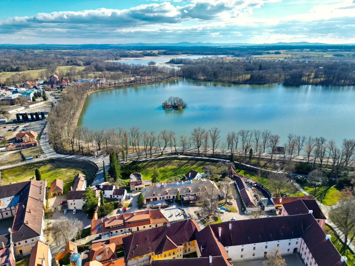 Novohradské hory 3 - SportDeník Oblast kolem Novohradských hor z dronu