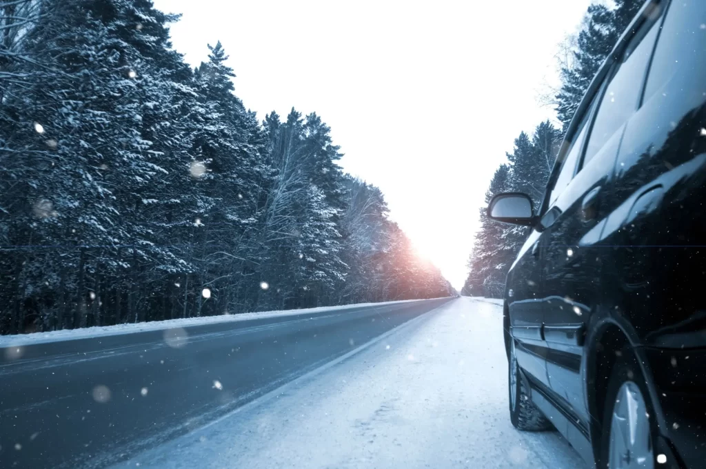 Řidiči musí být velmi opatrní, FOTO: Shutterstock - SportDeník Auto jede po zamrzlé silnici