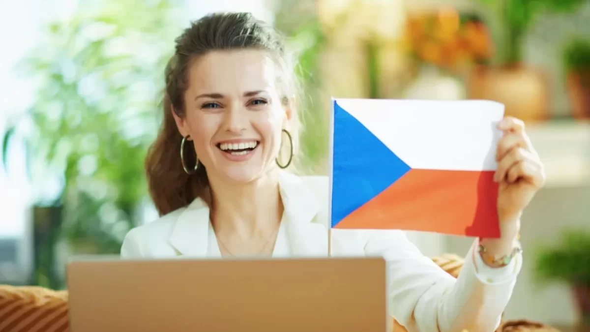 Žena s českou vlajkou.