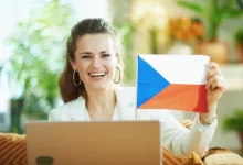Žena s českou vlajkou.