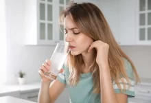 žena pije