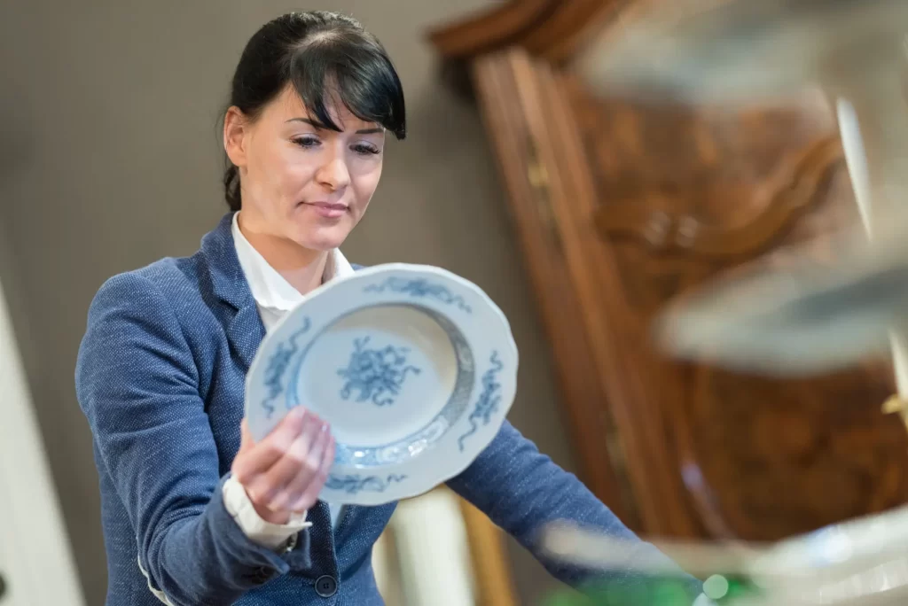 porcelán - SportDeník Žena si prohlíží porcelán.