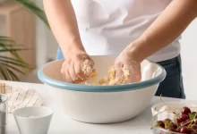 Žena připravuje těsto