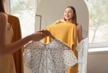 Žena si vybírá oblečení.