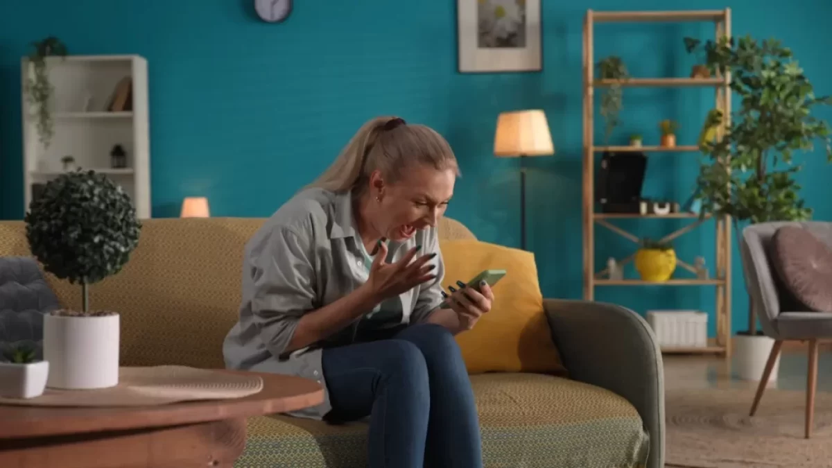 žena se raduje z výhry, drží telefon