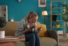 žena se raduje z výhry, drží telefon