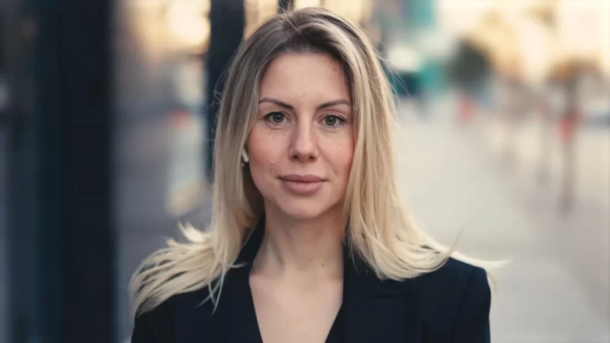 žena s odrostlými blond vlasy