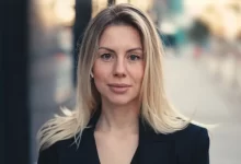 žena s odrostlými blond vlasy