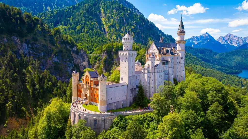 Shutterstock_2487448367 - SportDeník Překrásný Neuschwanstein v Bavorsku.