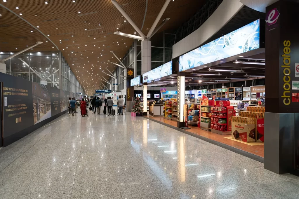 Shutterstock_2496242453 - SportDeník Duty free zóny najdete na každém větším letišti.