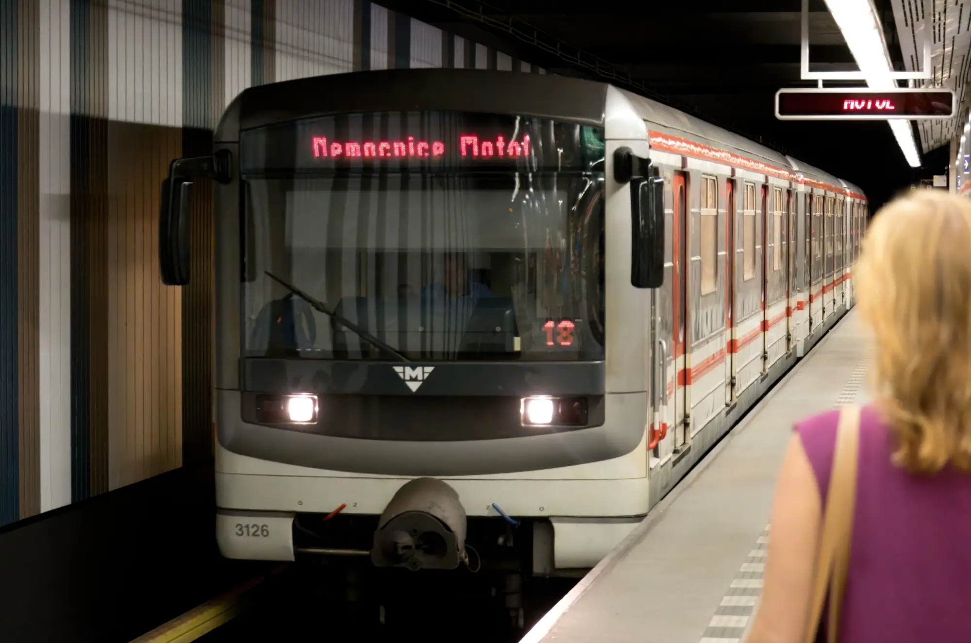 Metro je pro většinu cestujících první volbou. Ovšem v současné době se potýká s problémy.