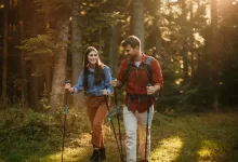 lidé chodí v lese