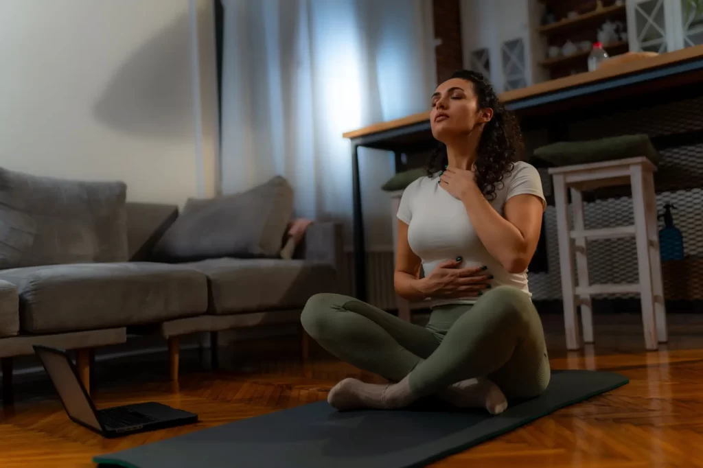 Začněte den třeba meditací - SportDeník žena medituje