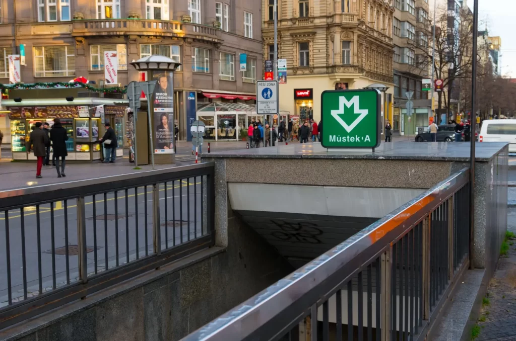 Shutterstock_306743864 - SportDeník Áčko jezdí také přes centrum. Jedná se o velice vytíženou linku pražského metra.