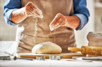 Muž připravující kynuté těsto