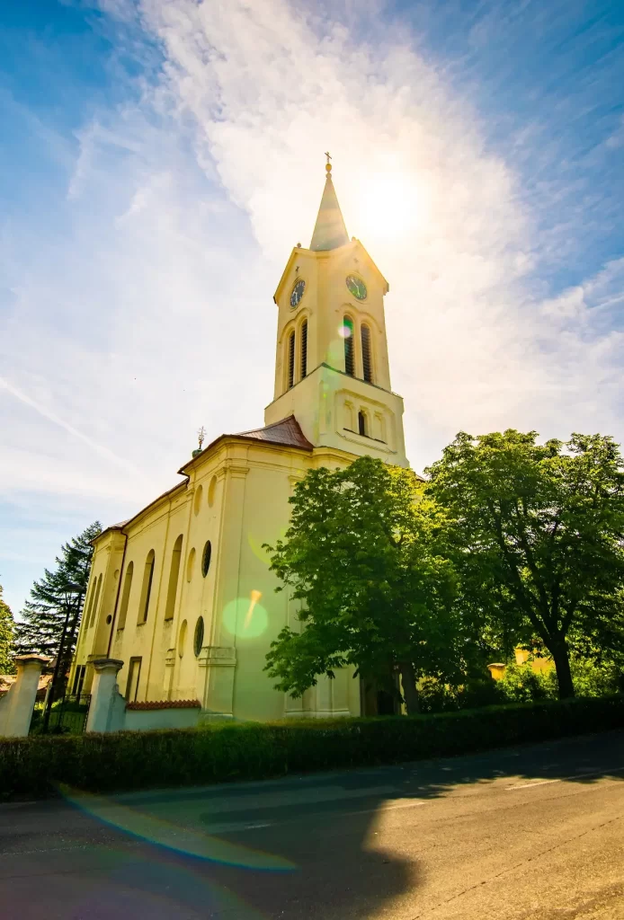 Zámek Mníšek pod Brdy 2 - SportDeník Kaple zámku Mníšek pod Brdy