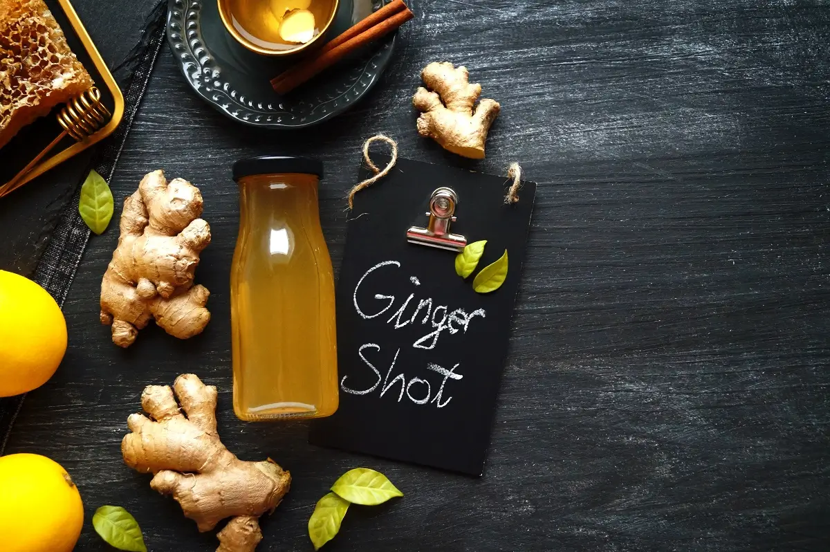 Zázvor 2 - SportDeník Na stole ležící ingredience na ginger shot
