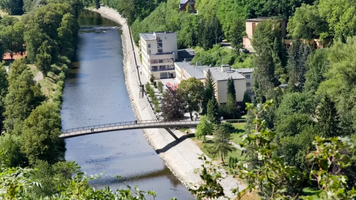 Prozkoumejte krásy České republiky. Lazne Teplice nad Becvou, naucna stezka Hurka, reservace Hranicka propast, Ceska Republik