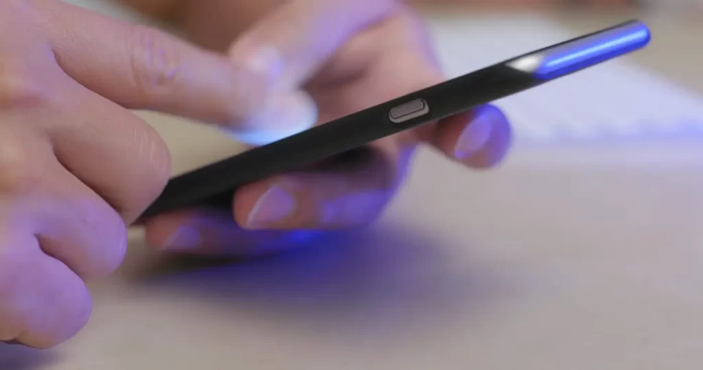 Modré světlo v noci vynechejte - SportDeník muž je na telefonu, ze kterého vyzařuje modré světlo