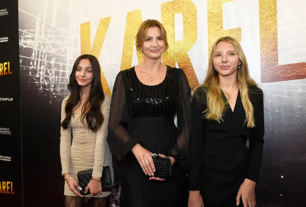 Na levé straně Charlotte Ella, uprostřed Ivana Gottová, na pravé straně Nelly Sofie