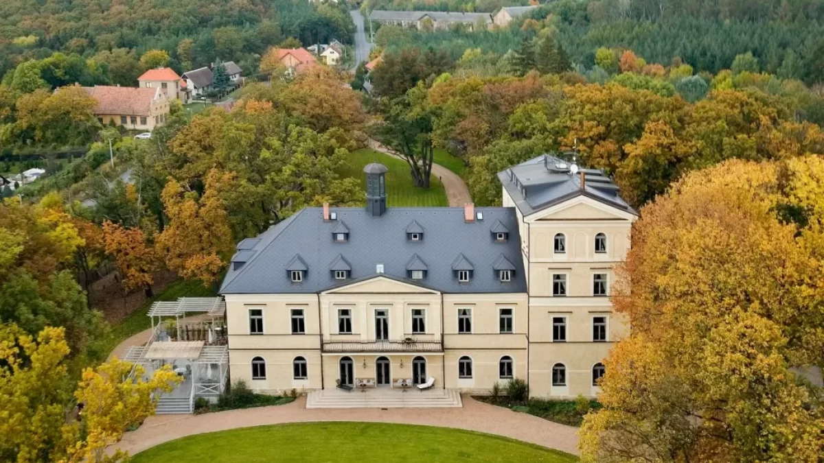 Zámek Mcely v celé své kráse