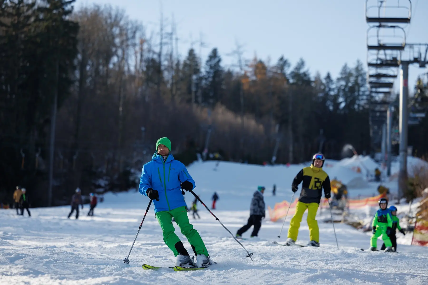 Ski areál Monínec přináší dokonalé podmínky pro lyžaře, i když zrovna nemrzne. 