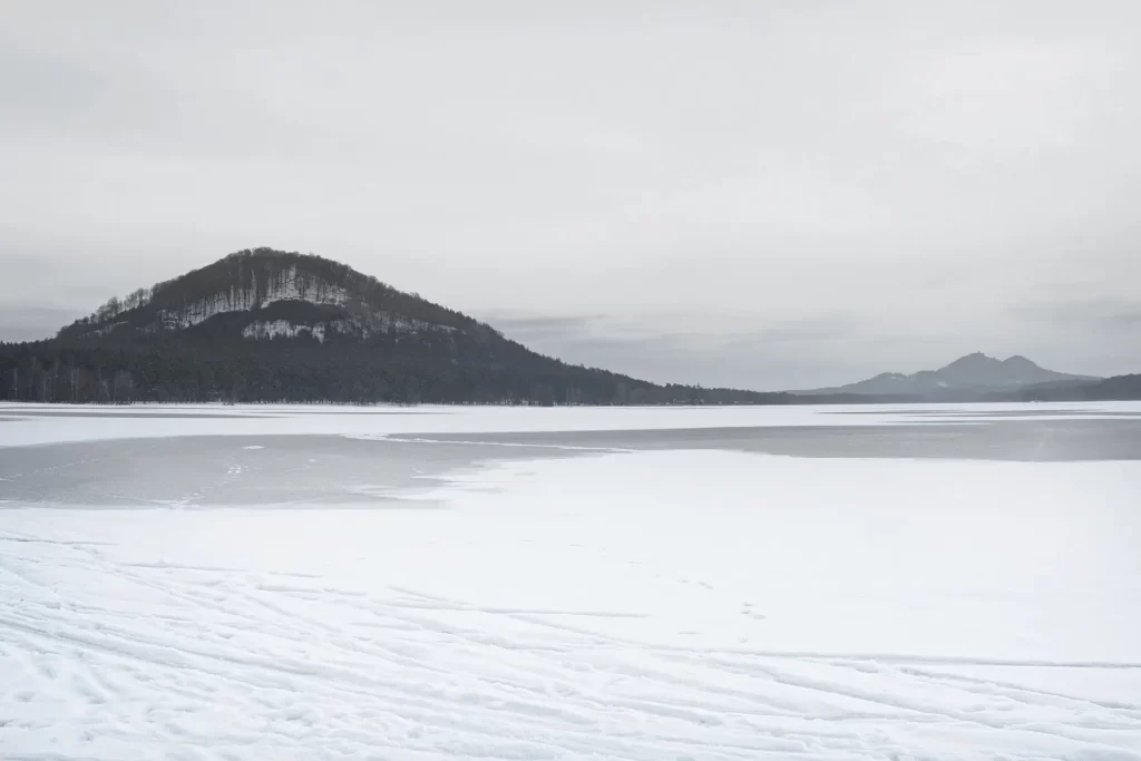 V zimě je Máchovo jezero naprosto kouzelné, FOTO: Profimedia - SportDeník Zamrzlé Máchovo jezero