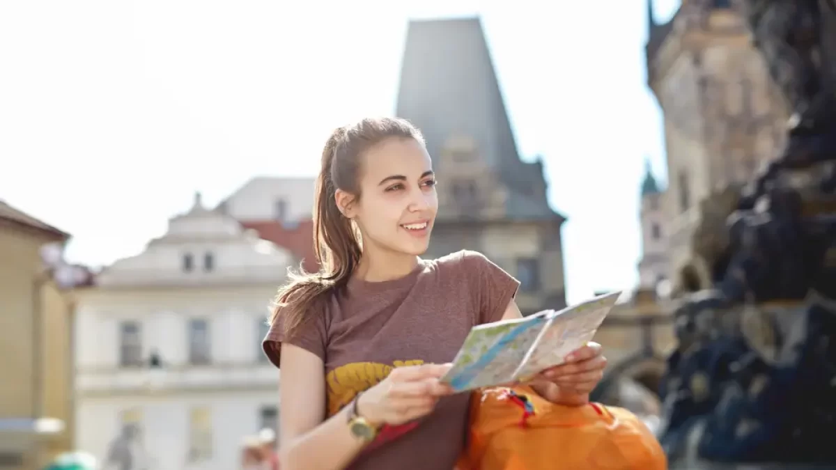 Turistka objevující Česko