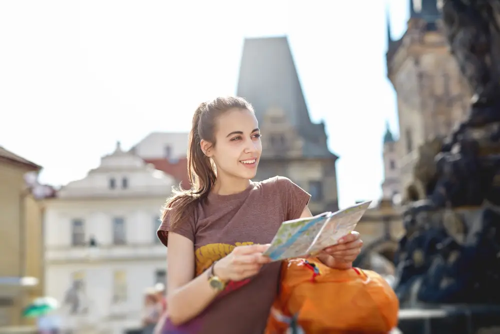 Turistka objevující Česko