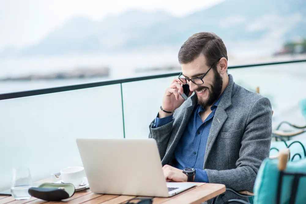 shutterstock_1060019519 - SportDeník Muž pracovně telefonuje