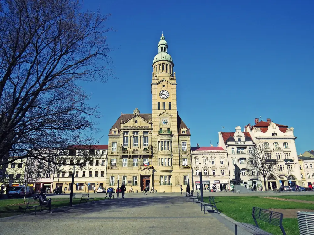 shutterstock_1066585772 - SportDeník Náměstí T. G. Masaryka v Prostějově plné lidí. Uprostřed se tyčí Nová radnice.