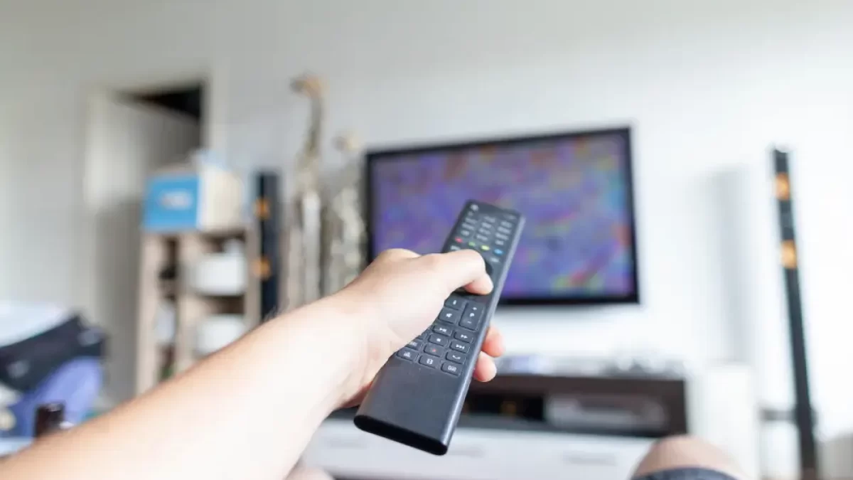 Muž se dívá na televizi
