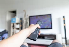 Muž se dívá na televizi