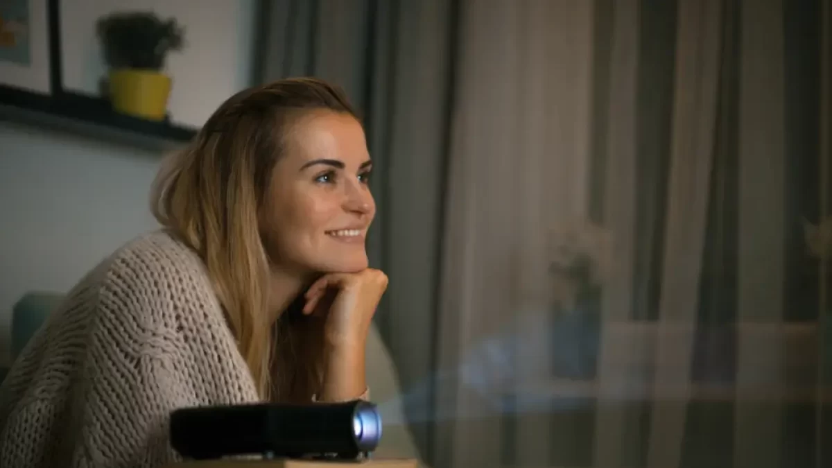 Žena se dívá na film