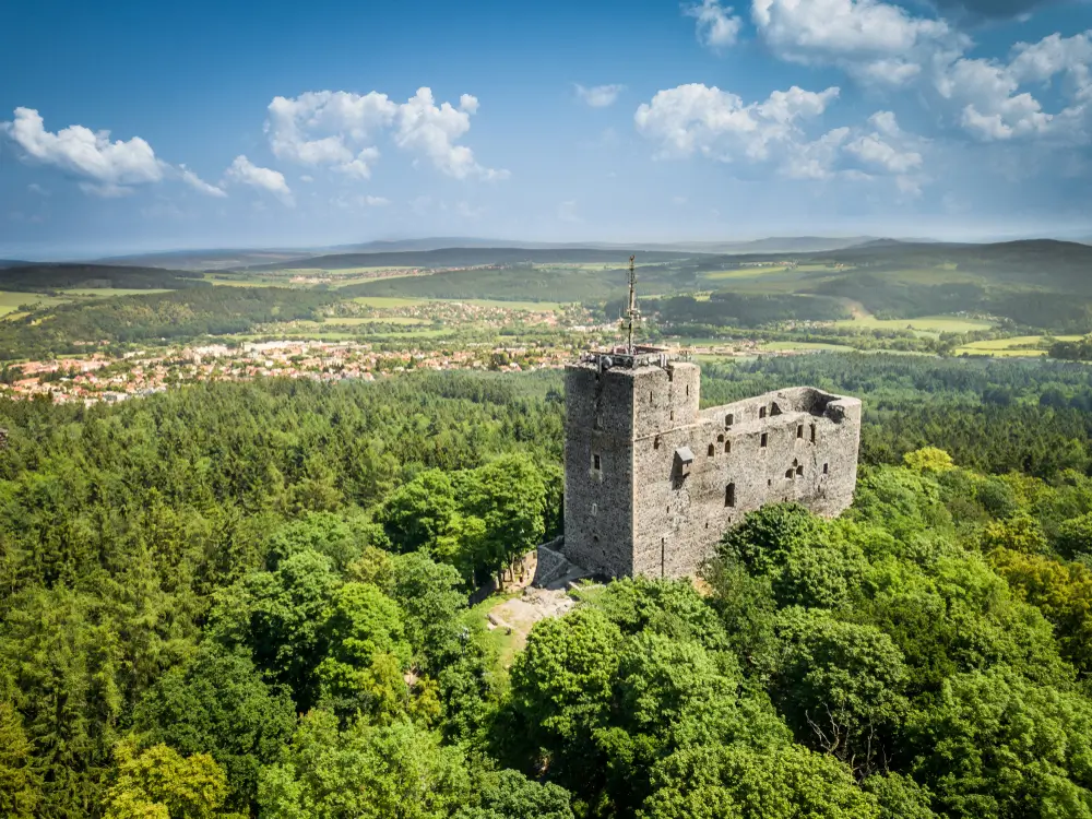 shutterstock_1471602692 - SportDeník Hrad Radyně z leteckého pohledu.
