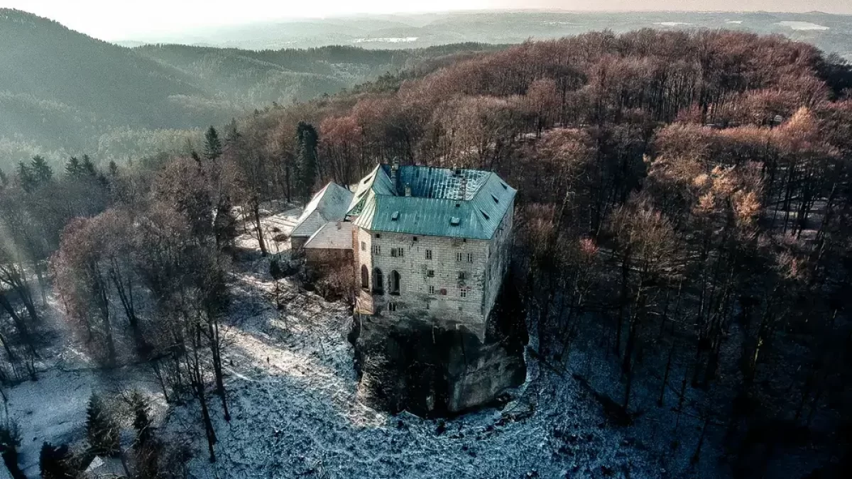 Hrad Houska z leteckého pohledu.