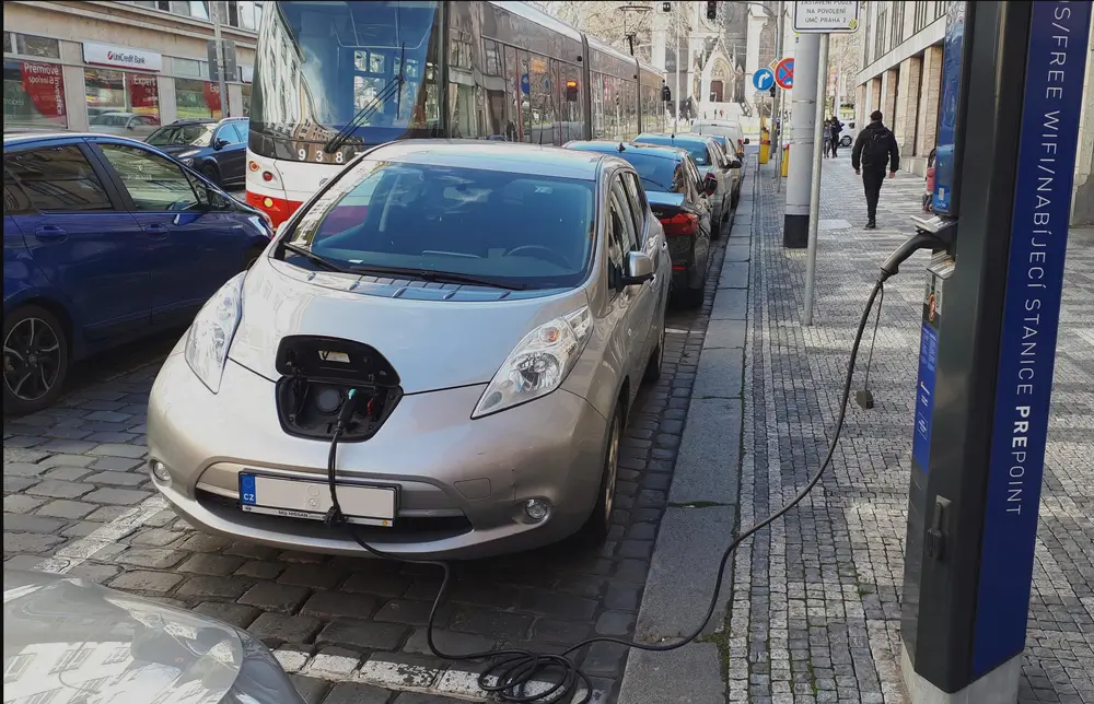 Elektromobil na nabíječce