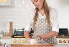Žena připravuje těsto