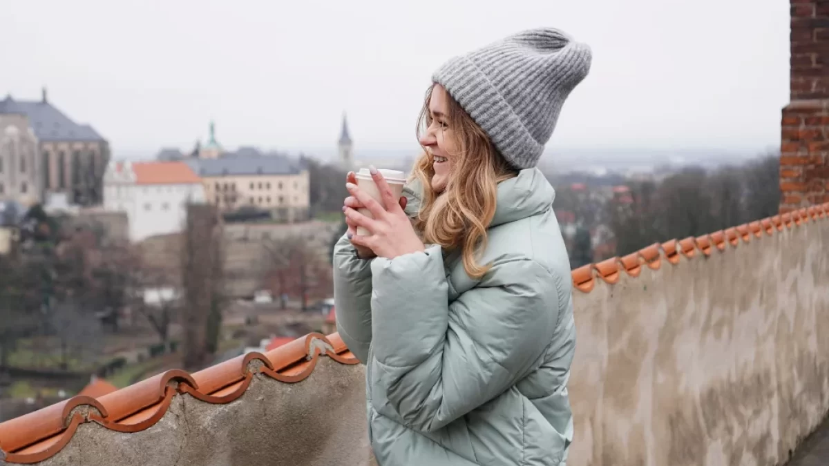 žena na hradbách